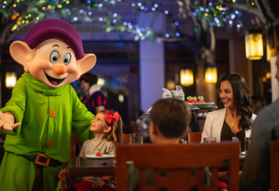 Find Story Book Dining at Artist Point with Snow White reservation